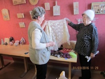 Liisa Ansamaa ja Aino Mulari -mihin me Liisa tämä sinun tekemä huivi laitetaan?