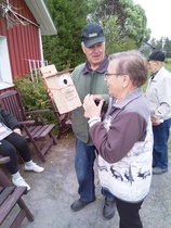 Jorma kiittelee Raijaa kesäpäivän järjestämisestä, linnunpönttö saa oman kotipuun Juorkunasta