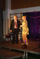 Illan esiintyja koomikko Tyyne Kettunen nauratti yleisöä hervottomasti. Hän pyysi lavalle avustajaksi Villen (Aarne) kun tarvitsi kädestäpitäjää.