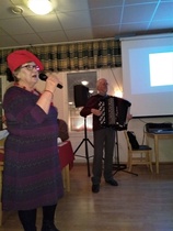 Aune ja Paavo laulattavat