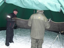 Pukkijalat paikoilleen ja pöytälevy sisään, ei pojat se menee nyt väärin päin...