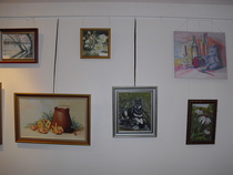 Ylärivissä Sirkka Pelkosen ja alarivissä Ritva Väisäsen maalauksia.