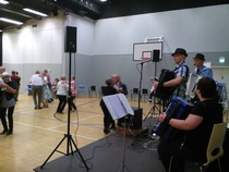 iltamien lopuksi täydenkuun tanssiaiset, Satu lavalla orkesterin kanssa