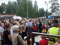 paljon huutokauppaväkeä
kuva Mika Hamari