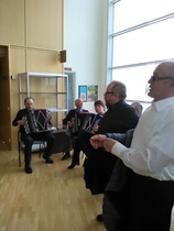 juhlakahvien aikaan hanuristit soittivat taustamusiikkia ja Pekka Lämsä lauloi