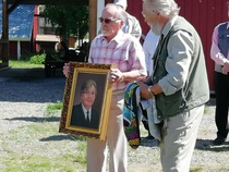 Muotokuvan paljastivat ja luovuttivat Taisto Palo-oja ja Oiva Väänänen.