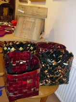 Kahvipusseista Aili Senkinin käsissä syntyneet korit.