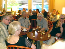 ollaan iltaa istumassa ja karaokea laulamassa