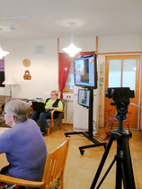 Esitystä jaettiin livenä videoneuvottelulaitteella myös muille Oulukaaren alueen päivätoimintaryhmille. Ja taltioitiin itsellekin. 