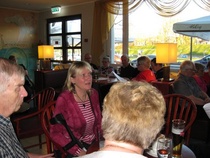 Yhteislaulua hotellin aulassa