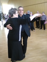 juhlat päättyivät valssin pyörteisiin