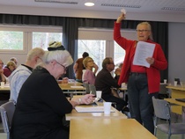 Verkostoitumista, yhteystietojen vaihtoa.