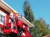 maalarit kolmessa kerroksessa, yhdet ylhäällä, toiset telineillä, kolmannet alhaalla