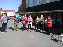 yhteislaulua kuoron johdolla, Paavo säestää