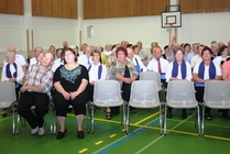 Tupa täynnä juhla yleisöä