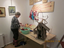 Joka kevät pidetään kirjastossa työnäyttely vuoden mittaan tehdyistä käsitöistä. Näissäpä riittää asettelua...