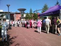 Kuusamon Eläkkeensaajat tarjosi juhlakahvit pihalla.