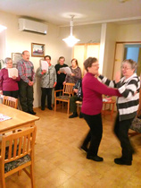 Alkoi niin tanssijalka vipattaa, että piti pyörähtää. Aili haki Marjatan valssille.