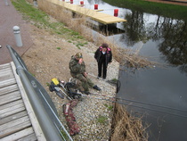 Aili kyselee saisinko minäkin kokeilla kalaonnea