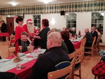 Varapuheenjohtaja Mirja Nikula saa pukilta paketin, Maaret tonttu huolehtii.