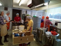 Emännät paistamassa