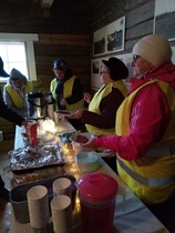 sisällä makasiinissa tunnelma oli kotoisen leppoista porinaa, kuumaa kahvia ja lämpimiä lettuja riitti just sopivasti jokaiselle