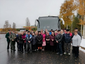 iloinen joukko raattentieltä tulossa