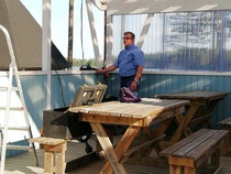 Valto virittelee äänentoistolaitteet.