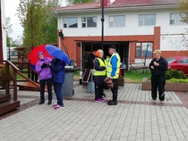 toimihenkilöiden tilannekatsaus -väkeä on vähän ja vettä sataa