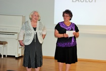 Kielo ja Helli lentoemoina Suomeksi ja Eestiksi