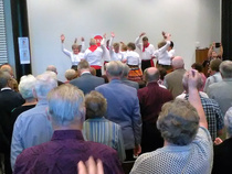 Ylivieskan Seuden Eläkkeensaajien senioritanssiesitys villitsi juhlijatkin.