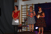 Gaalan juontajat Ritva, Kaino ja Minna. He ovat myös toimineet hankkeen vetäjinä Utajärvellä.