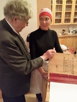 Hannes ja paikan uusi yrittäjä Tarja Nylander tutkivat talon vieraskirjaa.