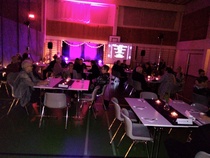 liikuntasali oli valaistu värivaloin juhlallisesti ja pöydät katettu kauniisti, illallinen maistui
