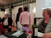 Laulun toinen säkeistö onnistui täydellisesti, yleisö nauroi makeasti.