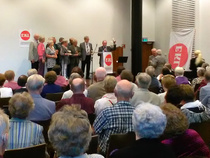 Päivällä pidettyjen kenttäpelien (tikanheitto, kettinginheitto ja tarkkuusheitto) palkintojen jako. 