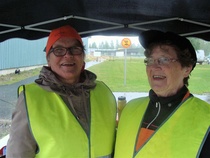 kahvilatytöt Riitta ja Aili hiukka viluissaan