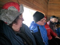 Kodassa lämmittelemässä tarinoidaan.