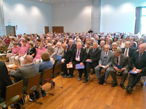 salissa noin 300 juhlavierasta