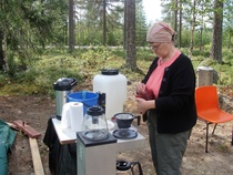 tästä se toripäivä lähtee käyntiin kun Arja pyörähtää kahvikokkina