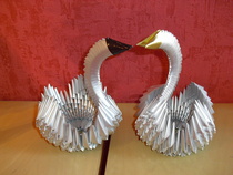 Hilkka Väänäsen joutsenet, tehty kahvipusseista.