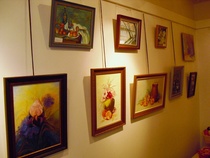 Ylärivissä Sirkka Pelkosen ja alarivissä Ritva Väisäsen maalauksia.