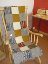 Riitta Niskasen neuloma torkkupeitto.