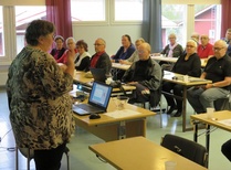 Perta Toivonen kouluttaa.