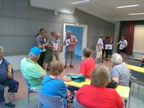 Vihjeestä sanaksi kirjainjärjestelykilpailu miehet vastaan naiset.  Sanan keksiminen onnistui helposti mutta aika vaikeaa oli muistaa, mikä kirjain itse on ja asettua sanassa oikeaan kohtaan.