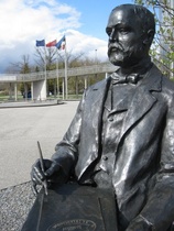 Kultaseppä ja jalokivikauppias Gustav Fabergé (1814 - 1893), Pärnu. Patsas kauppakeskuksen läheisyydessä.