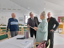 "Onhan kaikki valmiina, mistä aloitetaan..." tilannekatsaus ennen juhlan alkua. Paavo lauluryhmä, Hannes juontaminen, Outi ja Esko kukitus/av-välineet, Eeva kuvaamassa