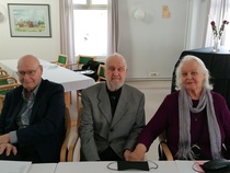 Matti Kalliokoski sanoittaja, Heimo Saksio säveltäjä ja Leena Saksio kustantaja
kuva Pauli Haapalainen