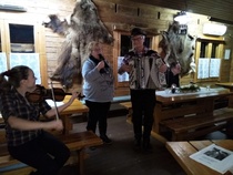 Irmeli laulaa luikasi venäjän kielellä.