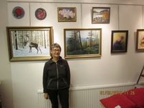 Ritva Väisänen ja maalauksia.